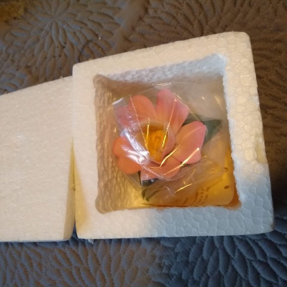 Vintage 60s Italian genuine Capodimonte Porcelain Flower, Rose NWT - Picture 5 of 8